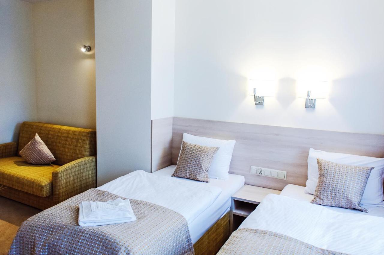 Hotel Willa Odkrywcow ชกลาร์สกา ปอเรมบา ภายนอก รูปภาพ