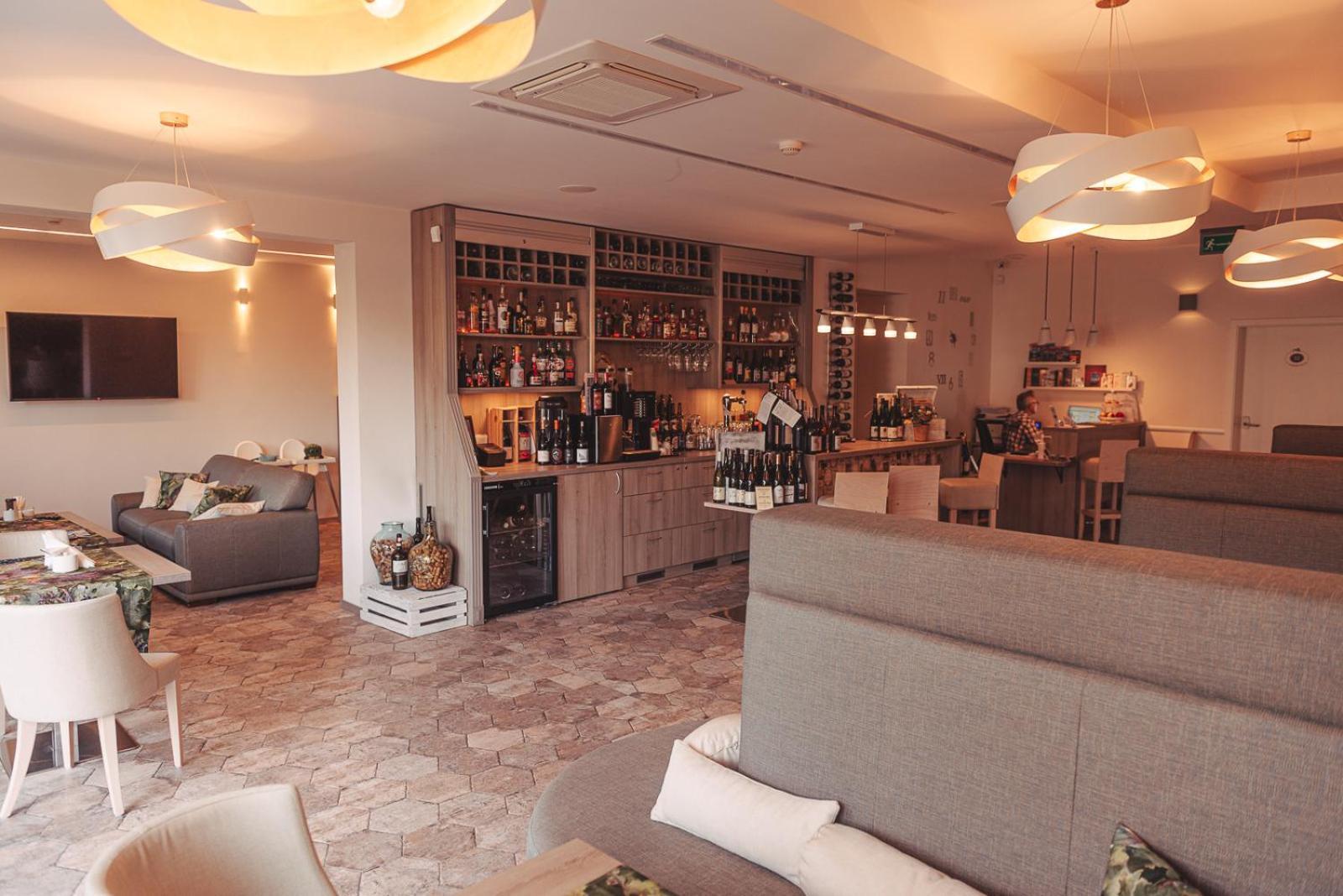 Hotel Willa Odkrywcow ชกลาร์สกา ปอเรมบา ภายนอก รูปภาพ