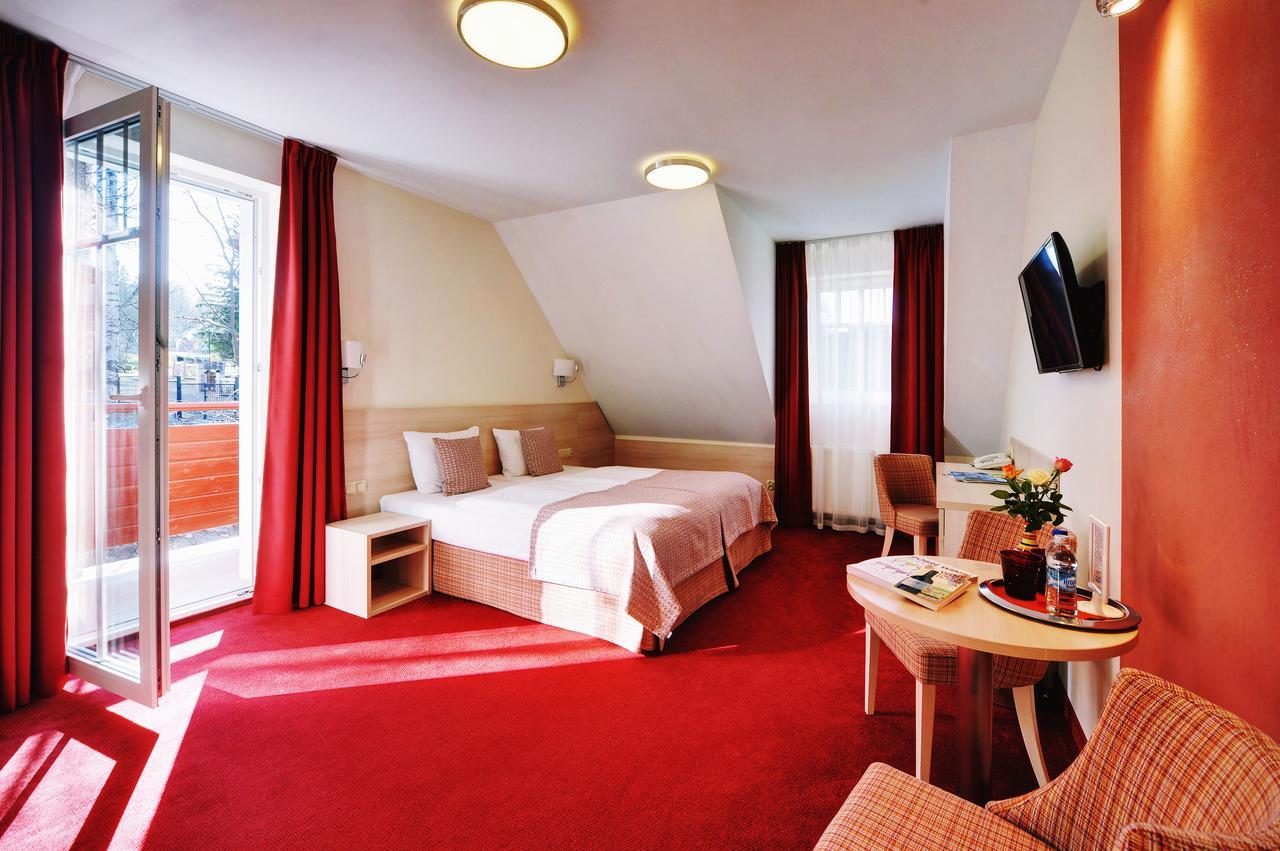 Hotel Willa Odkrywcow ชกลาร์สกา ปอเรมบา ภายนอก รูปภาพ
